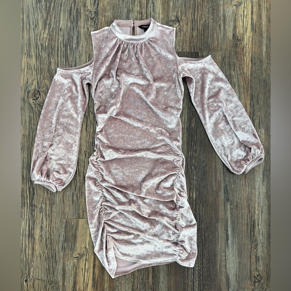 Express Bodycon Stretch Party Dress Sz Small Cold Shoulder Ruched Velvet Blush - Picture 1 of 15
